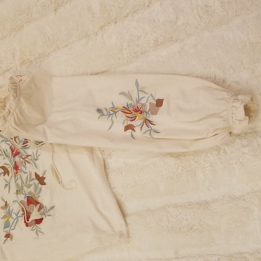 NWT Solitaire Beige/Cream Embroidered Long Sleeve Top, size M - Picture 10 of 16